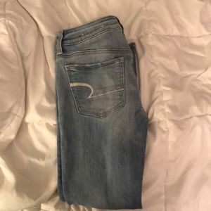 American Eagle- light wash skinny jeans size 6